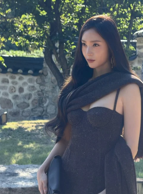 크리스탈 정수정, 파격적인 브라운 롱드레스 자태… 숨겨둔 반전 글래머 몸매에 ‘시선 강탈....