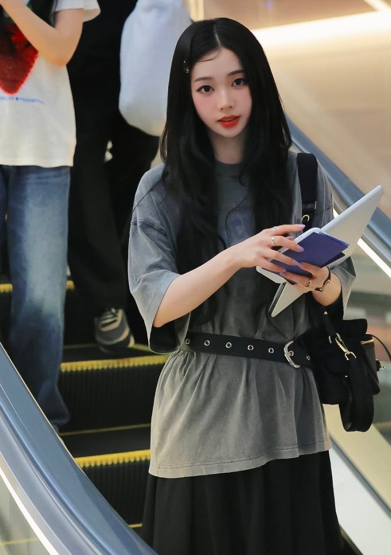카리나 공항패션, 회색 티셔츠 하나로 분위기가 달라 보인 이유
