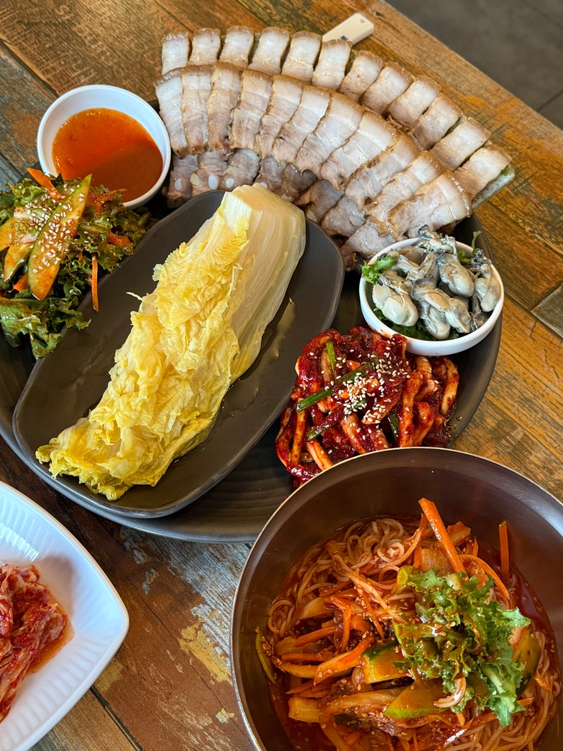 수원 장안문 맛집 장비빔국수와 굴국밥 보쌈