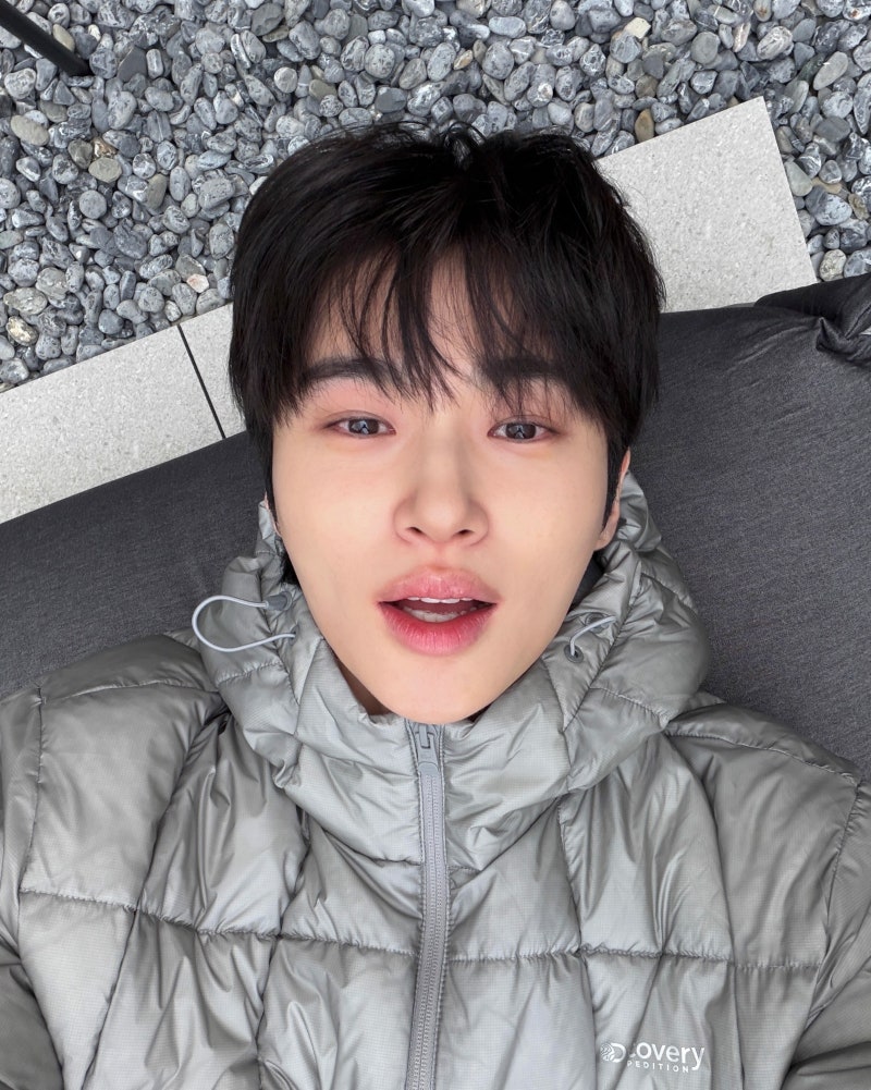 "얼굴에 조명 켠 줄" 변우석이 입은 디스커버리 경량패딩, 알고 보니 20만원대