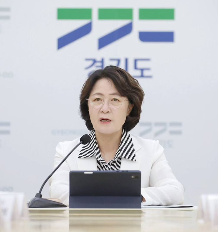 추미애, ‘12억 관사·7700만원 관용차’ 경찰 수사…사퇴 청원도 3만명