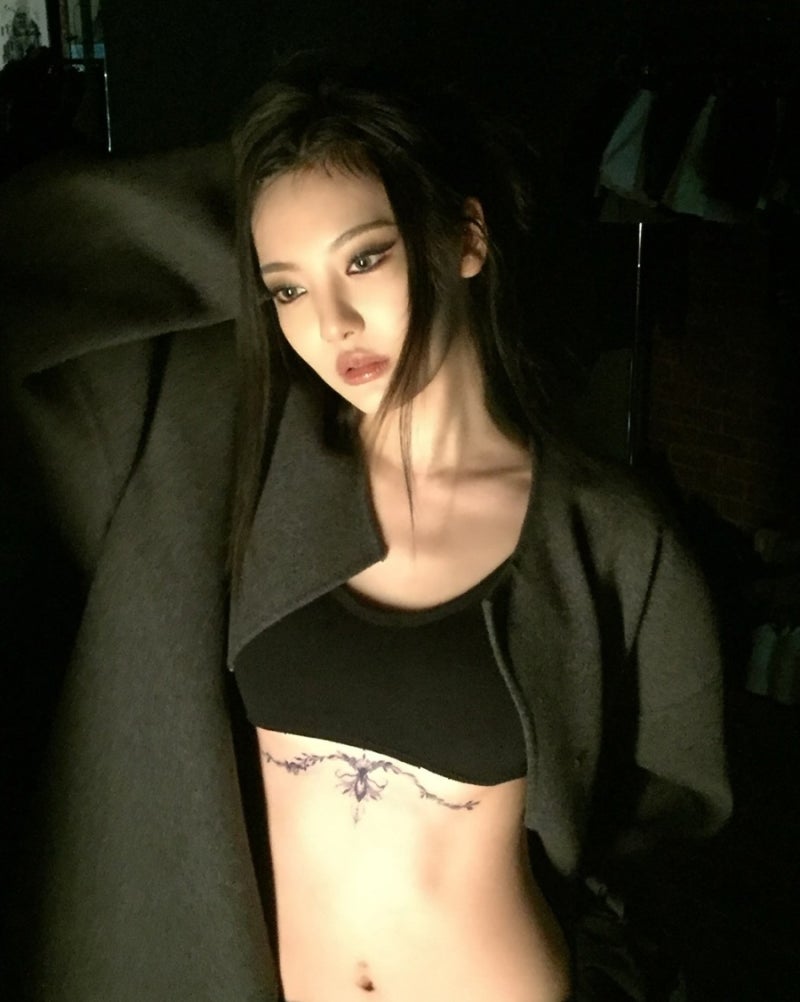 “무대 의상인 줄 알았는데 타투였다고?” 닝닝, 코트 걷자 드러난 ‘언더붑 샹들리에’