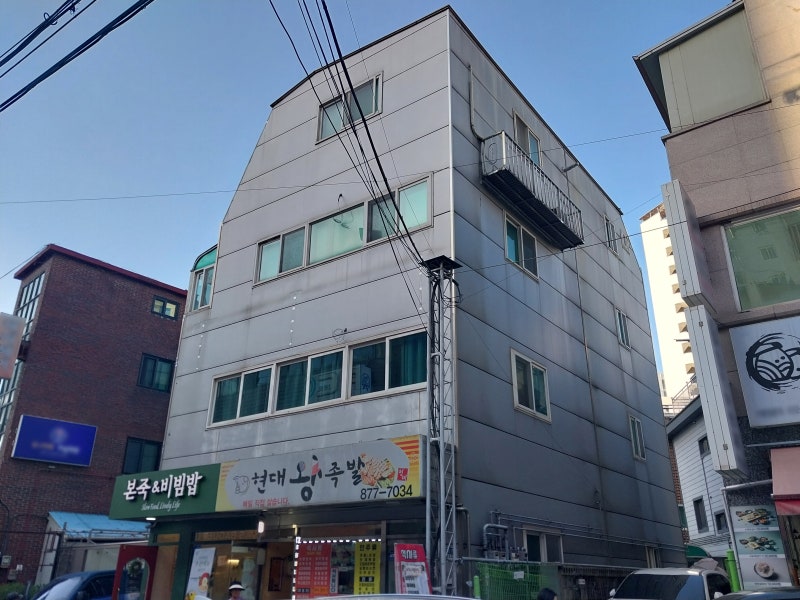 낡은 금속 패널 외벽에서 단열·방수·맞춤디자인을 갖춘 외벽으로 (좌: 외벽 시공전 / 우: 외벽 시공후)