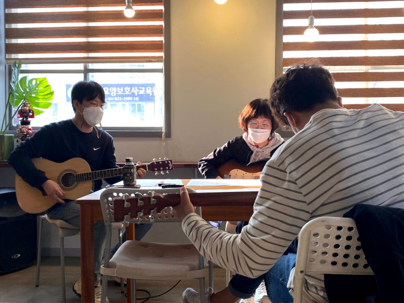 독학으로 포기했던 통기타 재도전기, 대연동 나무기타에서 다시 시작했습니다