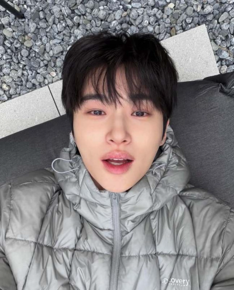 변우석, 경량 패딩 겨울룩..누워서 찍어도 굴욕없는 비주얼·비율 깡패
