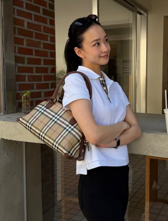 “촌스럽다더니 다시 난리” 셀럽 4명이 똑같이 든 버버리 가방