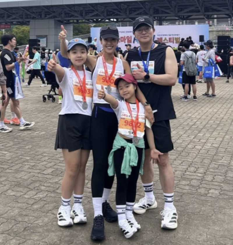 42세 이윤지 9년째 깔맞춤?, 네 식구 줄무늬 상의와 10km 완주 패밀리룩