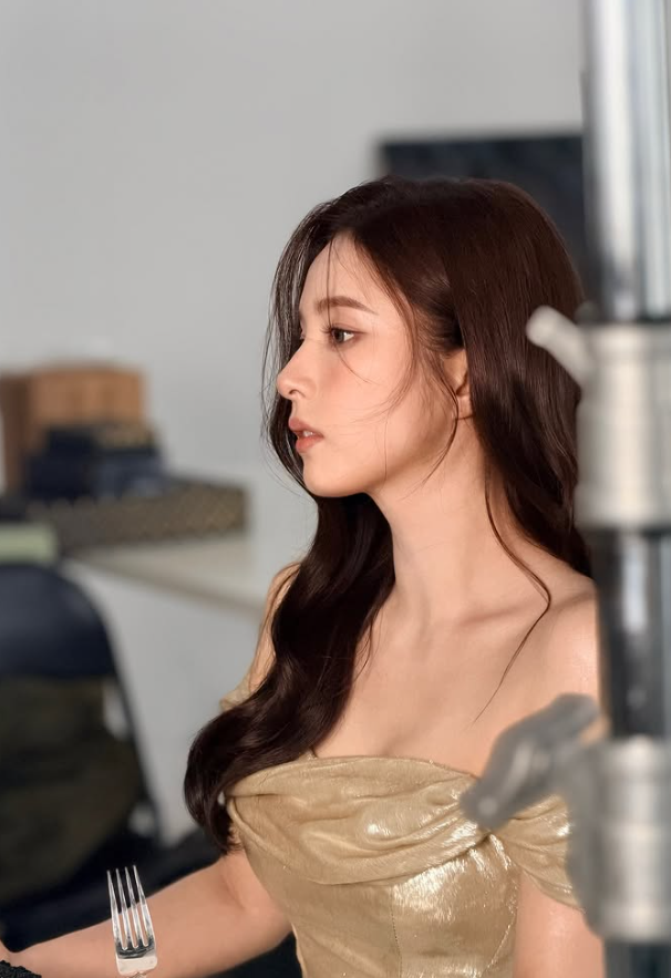 ‘신세경 맞아?’ 옆모습까지 AI 미모...박소담도 감탄한 비주얼