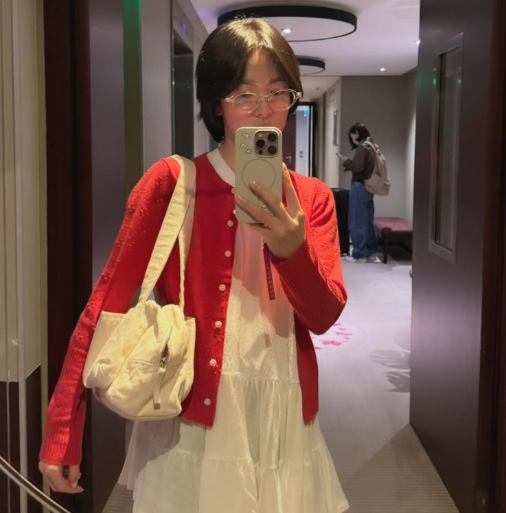 송혜교 9만 원대 숄더백, 명품인 줄 알았는데 색깔별로 산 사복 아이템 정체