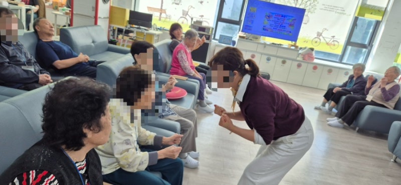 의정부 주간보호센터 행복한동행, 신나는 리듬 막대놀이로 함께한 즐거운 시간