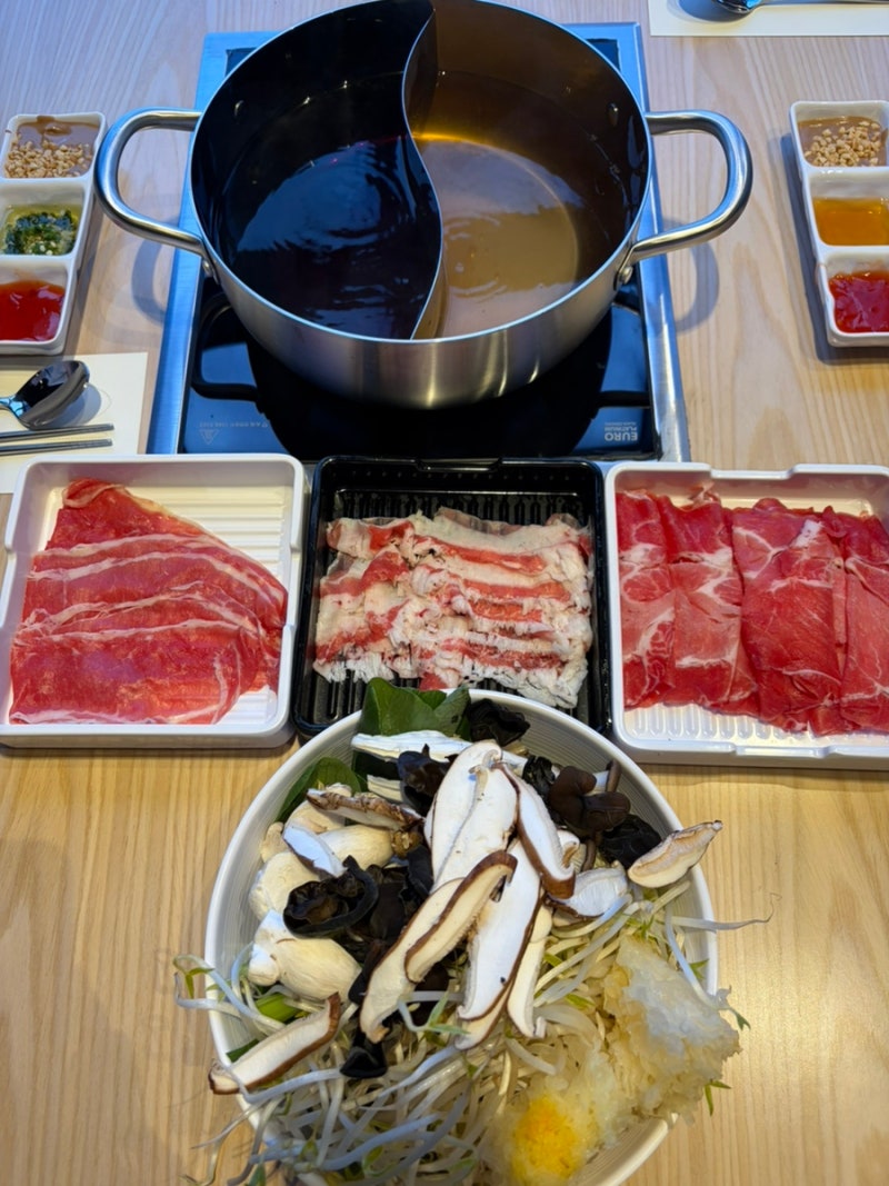Lotte Mall Dongbusan Restaurant: Mushroom Shabu-Shabu at the Newly Opened "Rowoon Shabu Premium" - Recommended for Family Dining with High Chairs