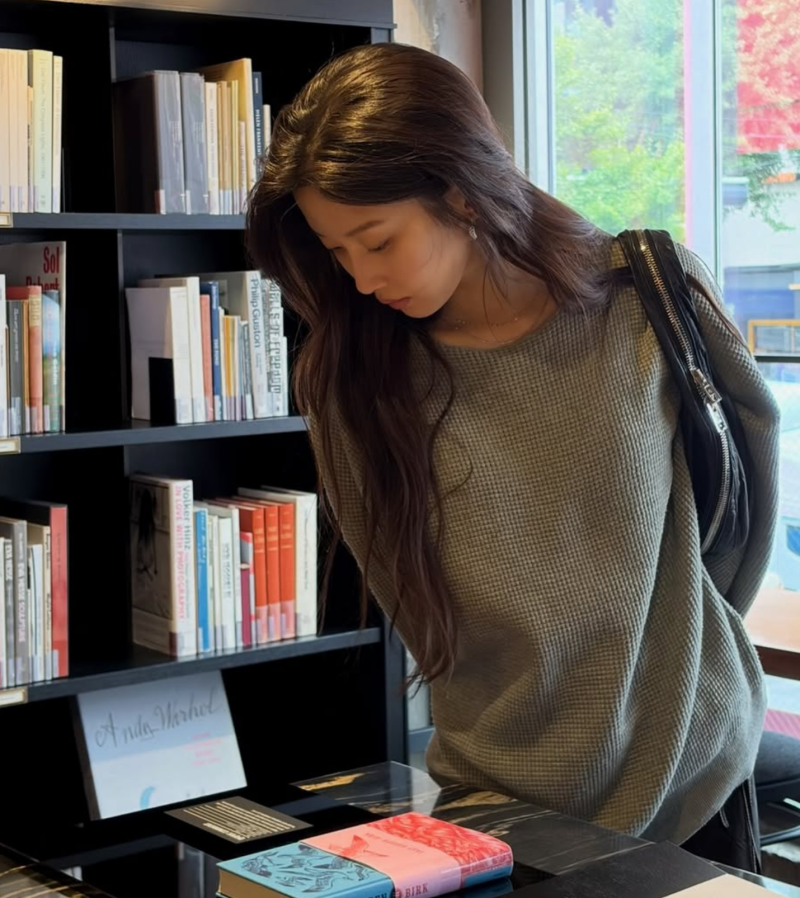 여신강림 시절 떠오른다는 문가영 피어오브갓 에센셜 니트 알렉산더왕 숄더백 착장정보