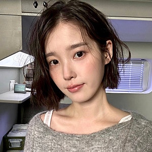 [헤어스타일] 아이유 단발 모음 - 진짜 오랜만에 S컬 단발펌! 세련되고 성숙하다.
