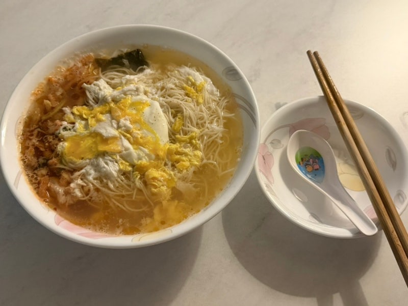 [집밥일기] 김치, 계란만 넣고 만드는 간단한 잔치국수 레시피 / 후식은 모찌리도후