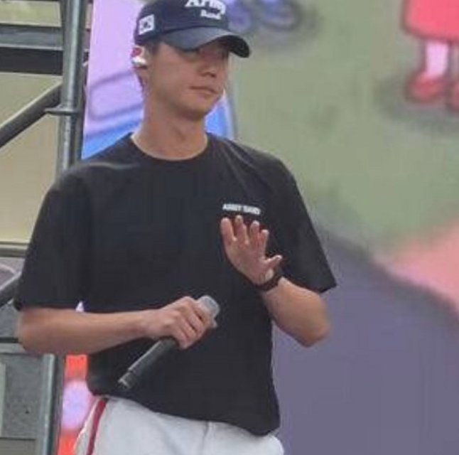 이준영 군 복무 중 근황 포착...군악대 제복 입고 ‘허니’ 댄스까지
