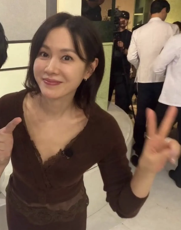 핫한 국민배우 손예진 냉부 버건디 가디건, 바지 색은 어떻게 골라서 입어야 할까?
