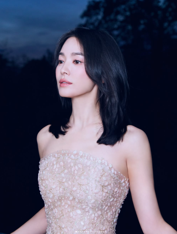 송혜교 파리 근황, 루브르 박물관급 미모보다 뜻밖이었던 9만원대 가방