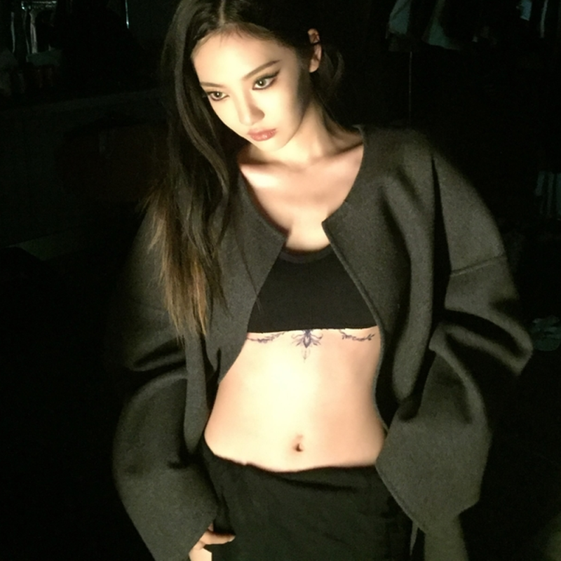 "가슴 아래 이게 뭐야" 캐나다 투어 중 거울 셀카로 타투 깐 24세 그 걸그룹 멤버의 블랙 브라....