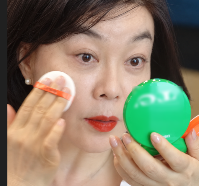"이거 하나면 끝이야" 60대 최화정 꿀피부 비결, 파데프리 무기자차 톤업 썬쿠션 추천