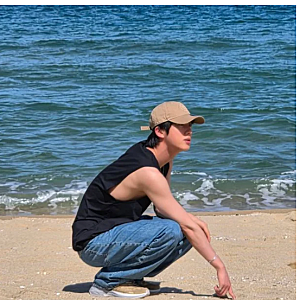 BTS 진, 바닷가서 깜짝 노출한 '성난 근육'…"이렇게 탄탄했어?"