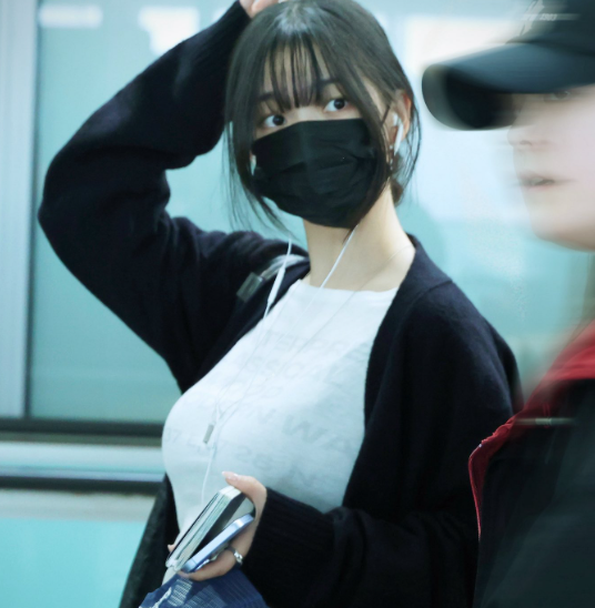 “이건 코디보다 카리나 핏이 다했네” 모자 푹 눌러쓰고도 비율로 끝낸 공항패션