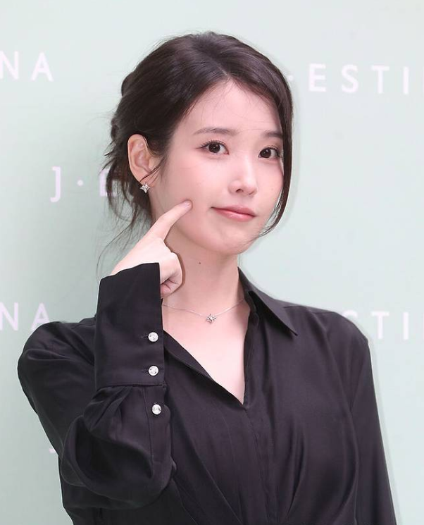 아이유 데뷔일 또 2억 쾌척 누적 80억 돌파 팬클럽 이름 걸고 전액 투척한 역대급 기부 클라스....