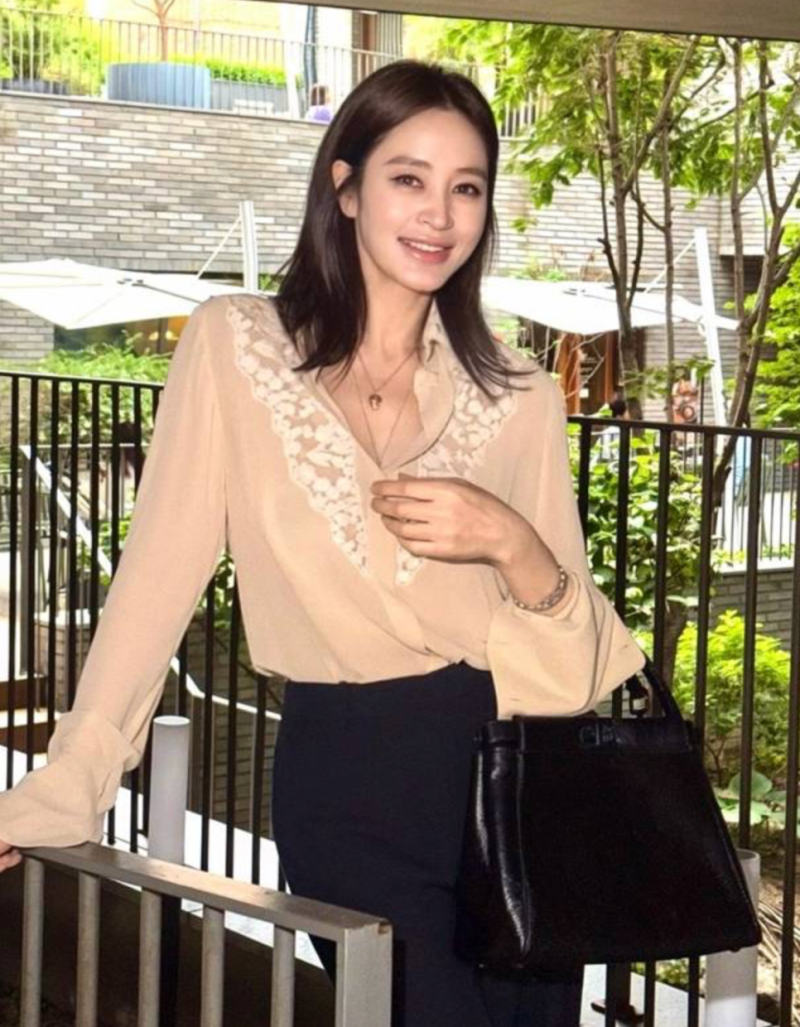 50대 맞나요? 김혜수, 블라우스 하나로 완성한 우아한 가을 패션, 블라우스 코디