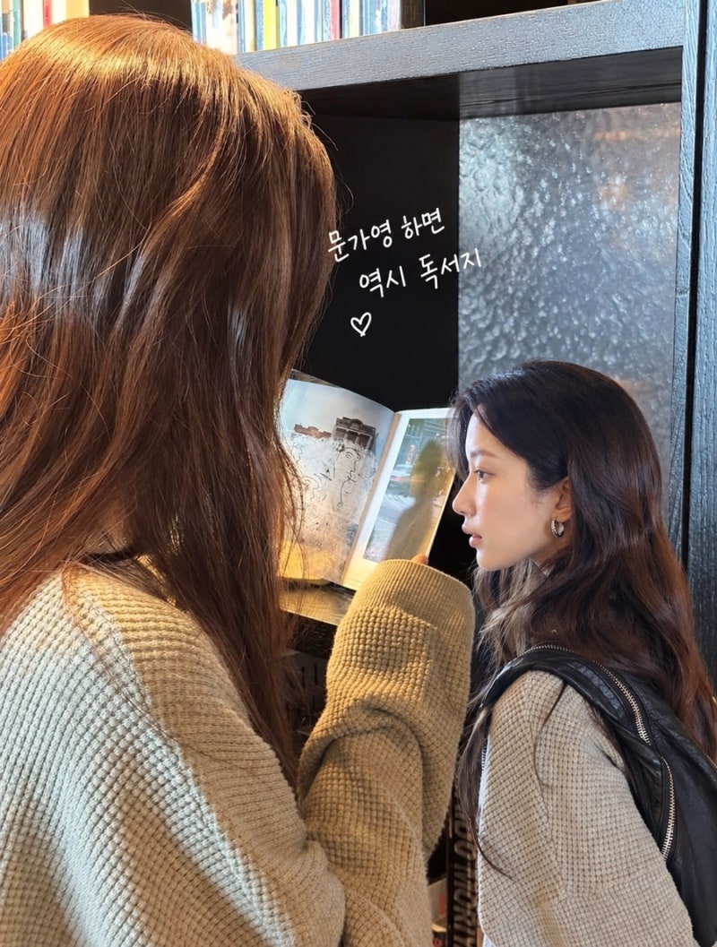 문가영 독서하는 일상, 분위기까지 예쁜 알렉산더왕 가방