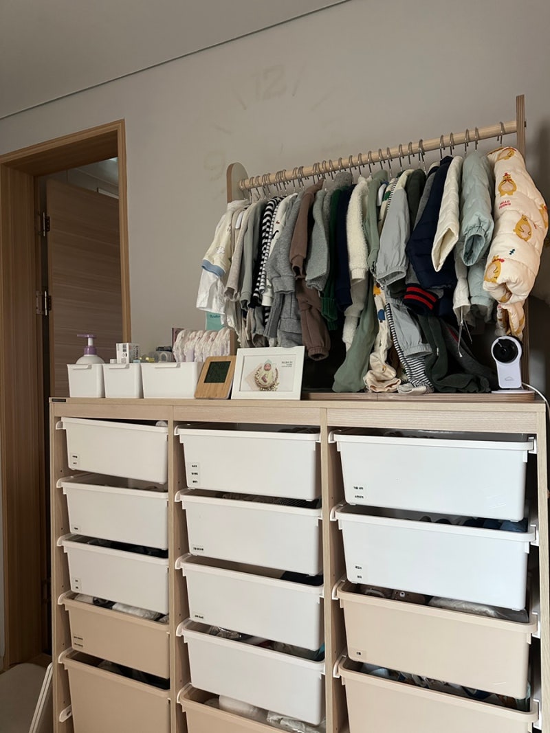 기저귀갈이대 졸업 후 아기 옷 정리｜심플룸 라디 DIY 아기슈벤치 & 씨인크 논슬립 옷걸이