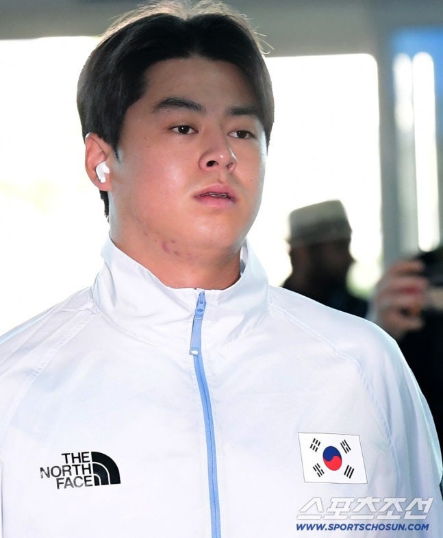 출국 당일 노시환 단복에 ‘거꾸로 태극기’ KBO “실수 아니라 인쇄 오류”, “무슨 일이었....