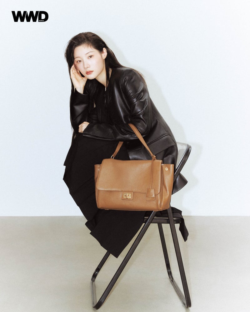 정채연 화보 가방, 쿠론 26FW 클레 토트 30·포제르 보우 우븐 크로스 25로 보는 가을 코디