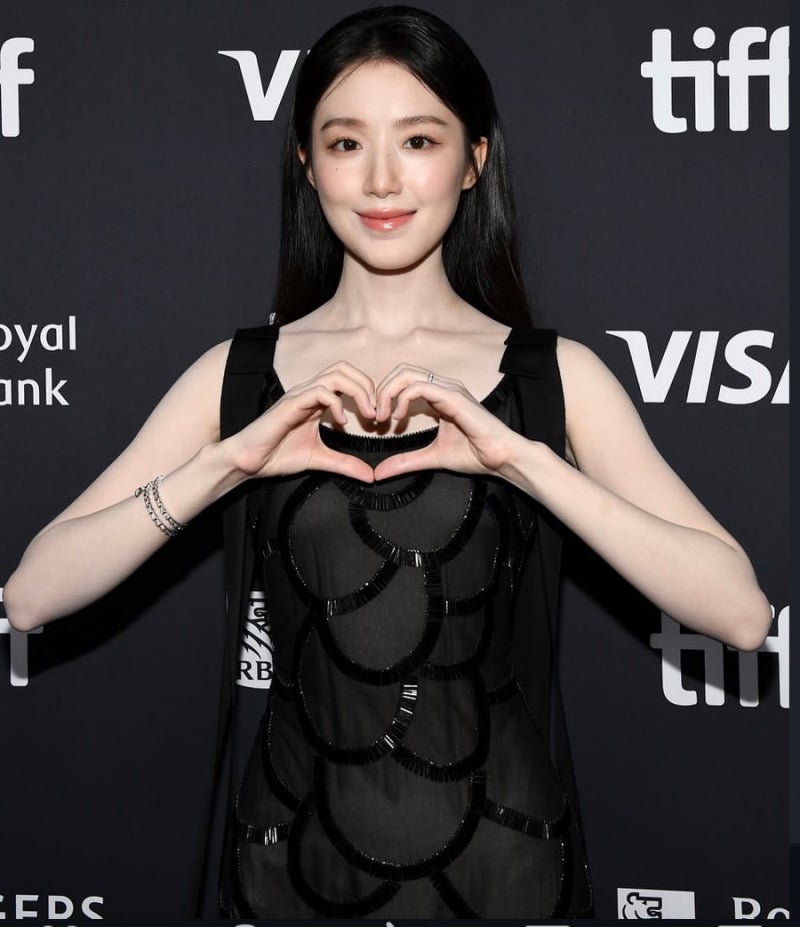 아이들 슈화, 첫 영화부터 토론토 레드카펫…블랙 드레스 입고 배우로 섰다