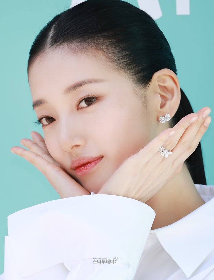 수지 5대5 올백머리 각선미 화이트 미니원피스와 반투명 스타킹