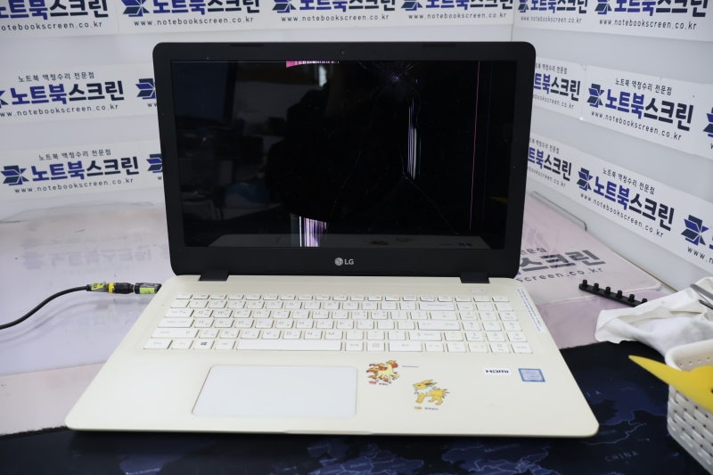 LG 15U480 노트북 액정수리, 화면 오른쪽 윗부분이 찍혀 깨진 패널 교체