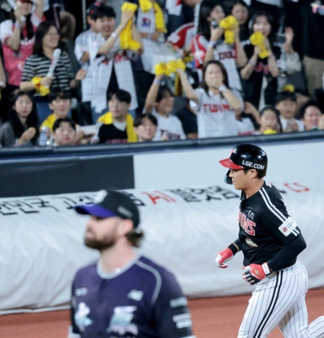 “2루타 하나면 사이클링 히트인데 또 넘겼다” 오지환 홈런 2방…LG, 1위 KT에 12-1 대승