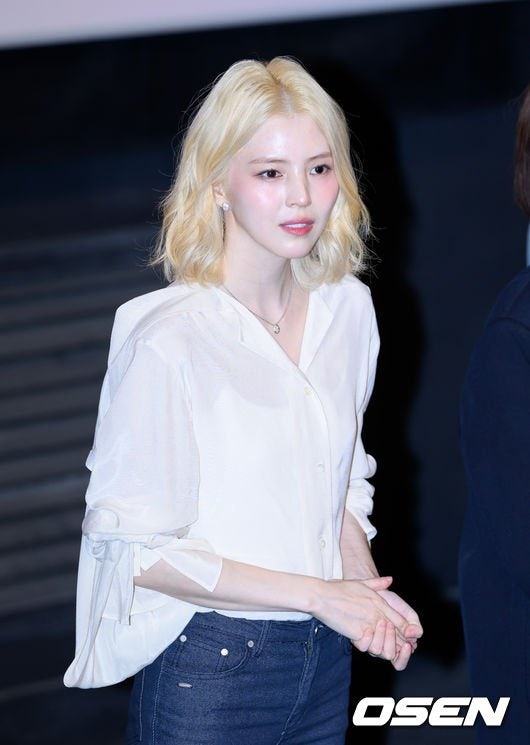 금발 여신 한소희의 눈부신 등장, 영화 ‘인턴’ 무대인사 현장 속으로