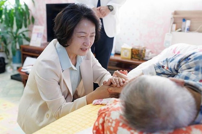 “저 안 쫓겨납니다” 추미애, 사퇴 청원에도 정면 대응