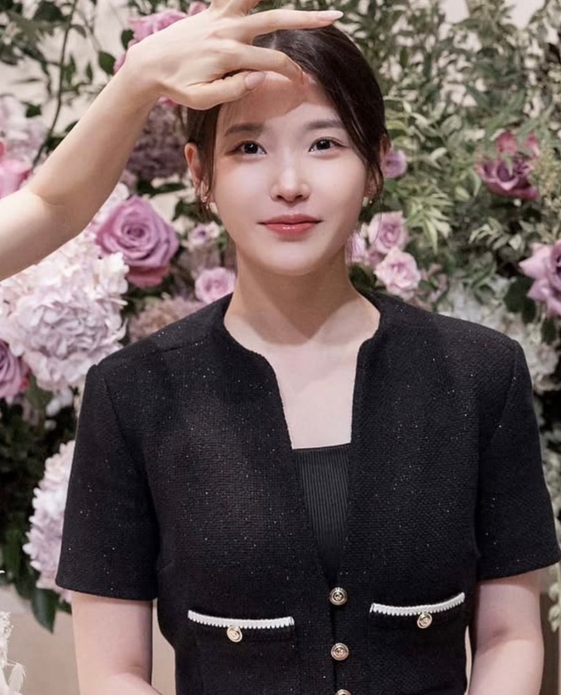 신부 직업정신 발휘시킨 아이유 하객룩
