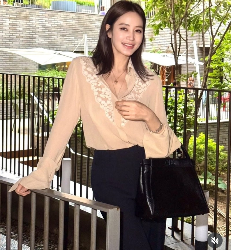 “김혜수 분위기 미쳤다” 레이스 블라우스에 블랙 팬츠…펜디 백 드니 우아함 끝판왕
