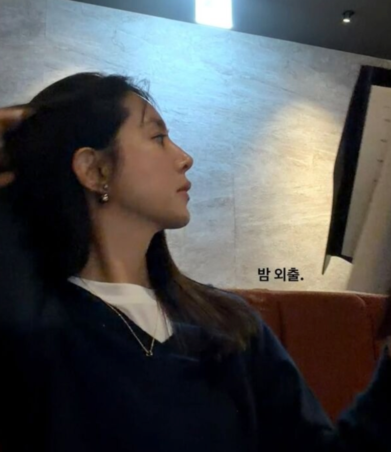 아름답게 늙어가자는.. 밤 외출 옆모습 올린 44세 한채아