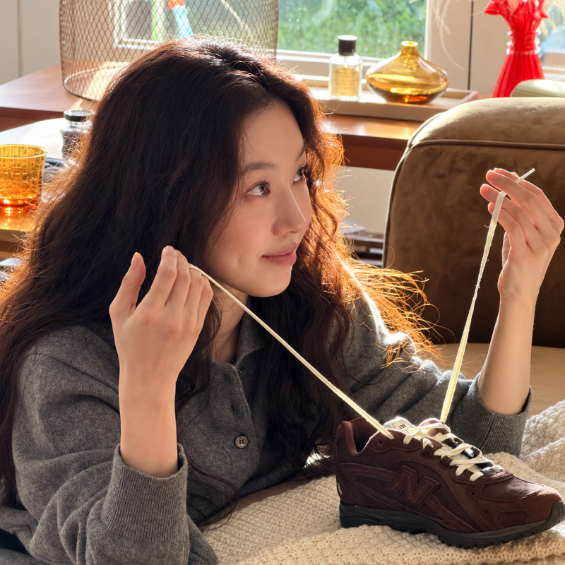 정려원 같은 운동화 여러 컬러로 신더니...이번엔 새 화보 주인공 됐다