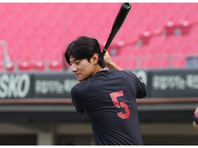 KIA 김도영, 코뼈 골절 딛고 27년 만에 KBO 최연소 40홈런-100타점-100득점 대기록 달성