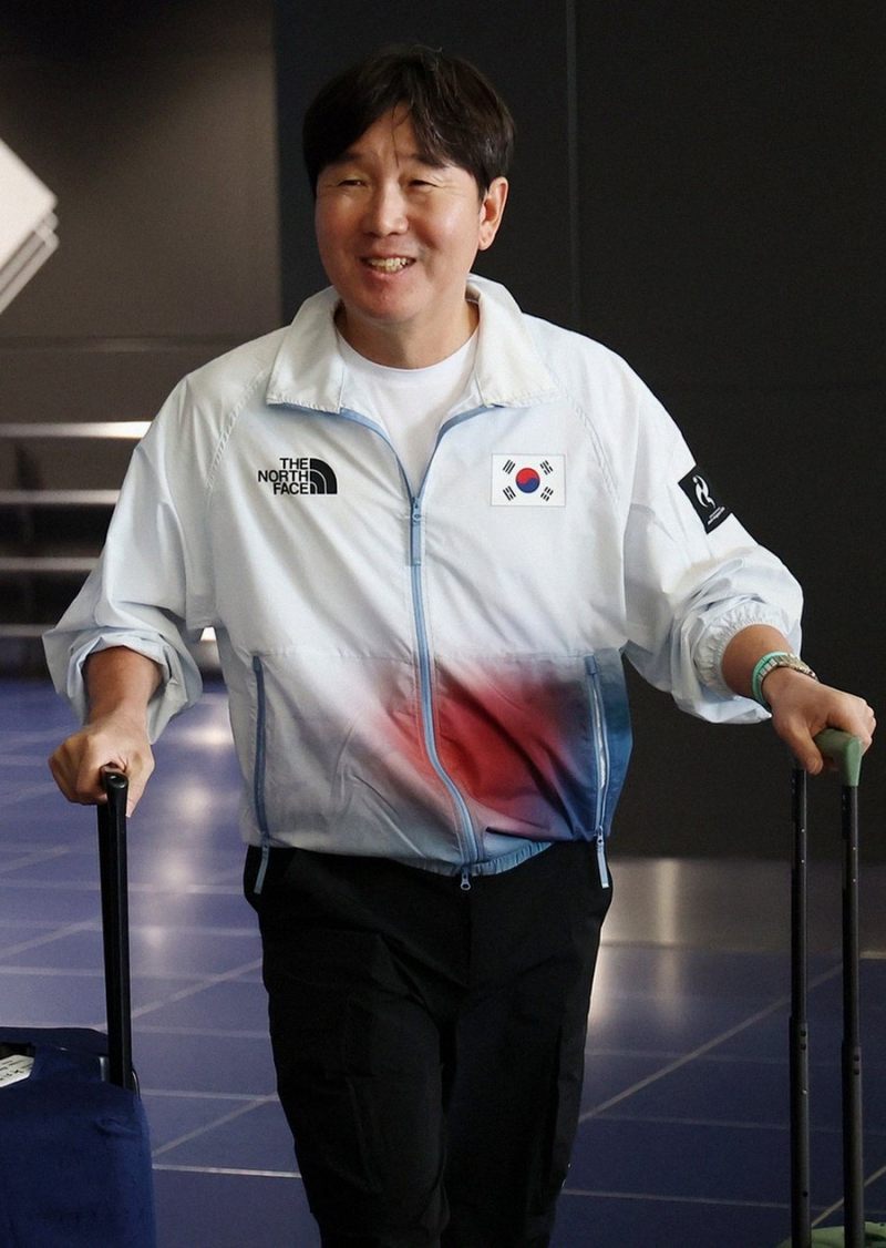 국가대표 주장 가슴에 거꾸로 박힌 태극기 나고야 출국길의 황당한 촌극