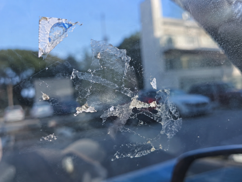 긁지 마세요! 차량·유리 끈적한 스티커 자국 1분 만에 지우는 꿀팁 5가지