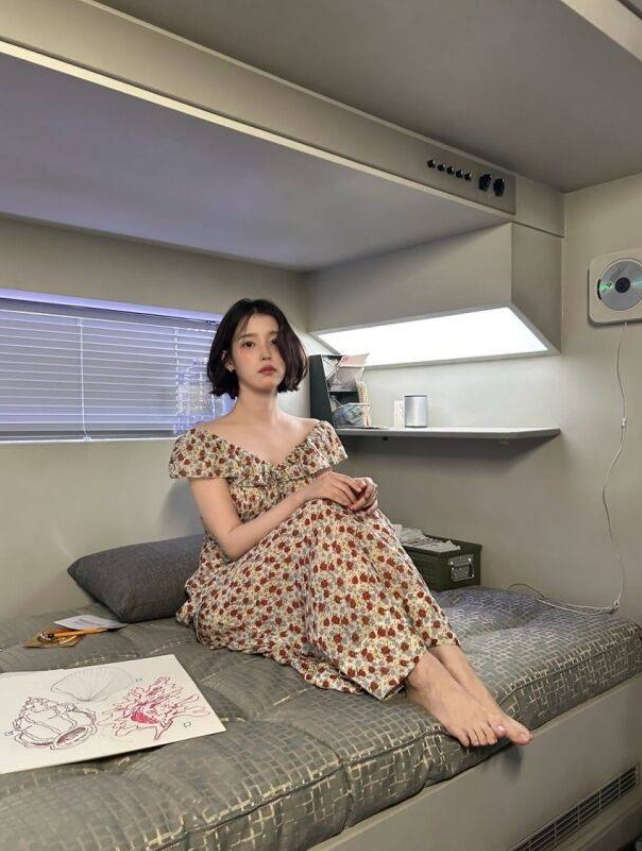 아이유 플라워 원피스 코디 “뮤비 속 그 옷” 어디 걸까? 가격보다 예뻐보였던 단발과 패턴....