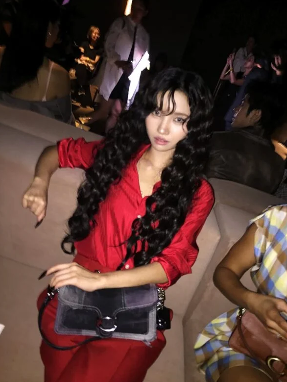 전소연 코치 올레드 셋업, 블랙 액세서리로 강약 조절한 패션