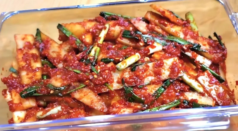 건강과 맛 모두 잡았다! 아린 맛 쏙 빼고 감칠맛 채운 건강 우엉김치 담그기