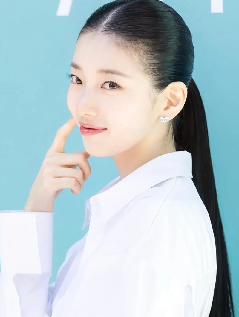 수지 올백 헤어에 화이트 원피스, 성수 등장하자 시선이 한곳으로