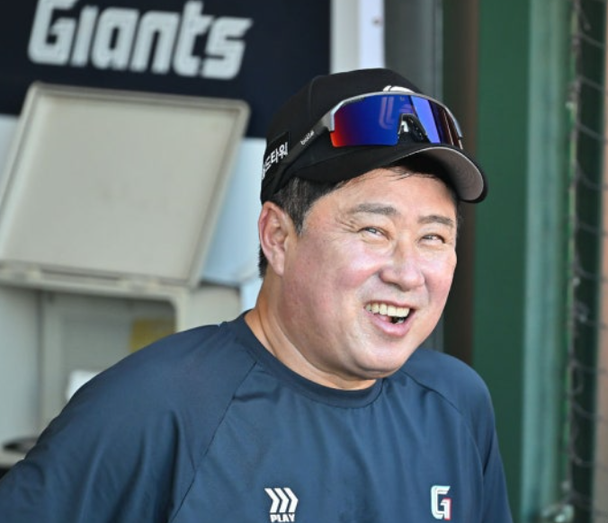 롯데팬들 통곡.. 김태형 감독 연봉 자진 삭감하고 '재계약(종신)' 안 될까요?
