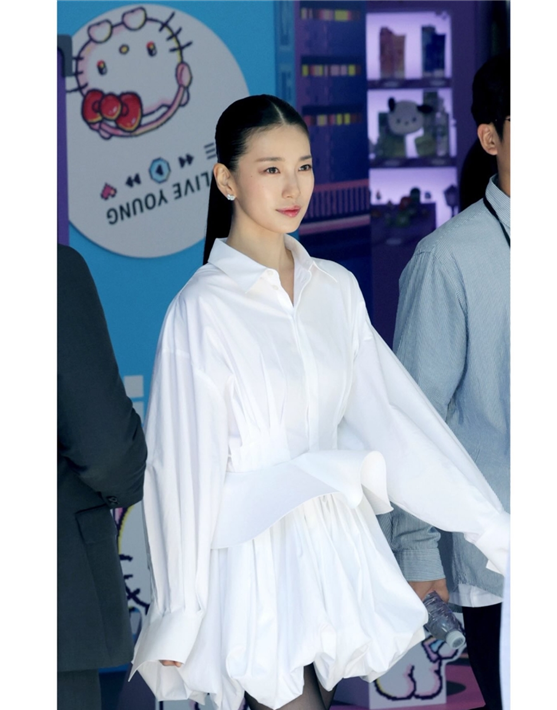 수지, 아누아 팝업행사에서 더 빛났네… 올백 헤어에 465만원 셀린느 원피스